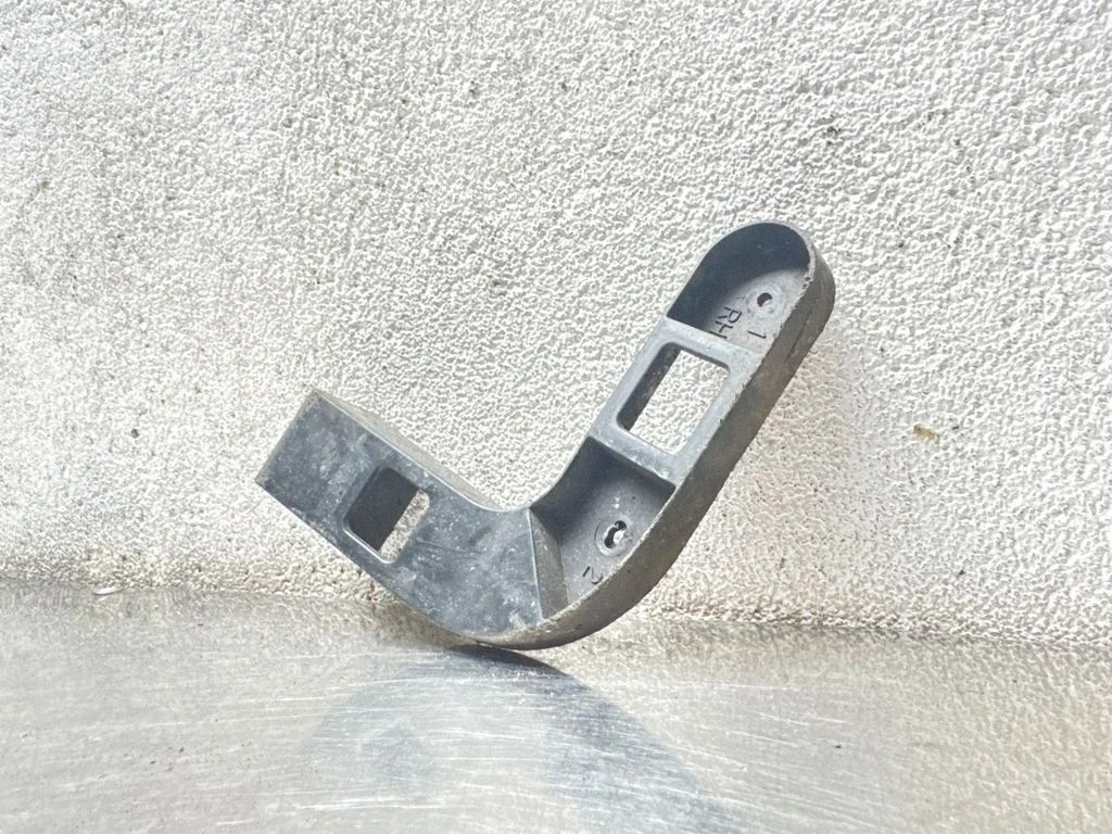 Rear bumper mounting bracket 13256844