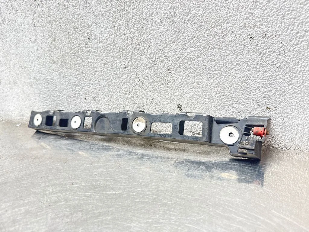 Rear bumper mounting bracket 13239128