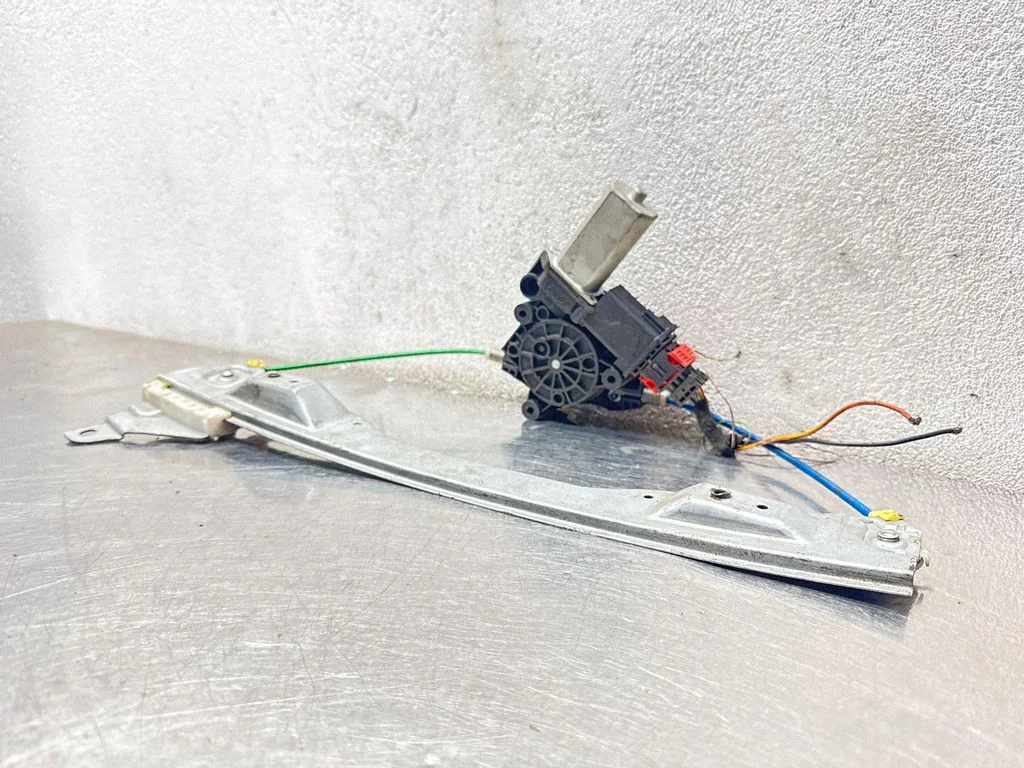 Front door window regulator with motor 5000577