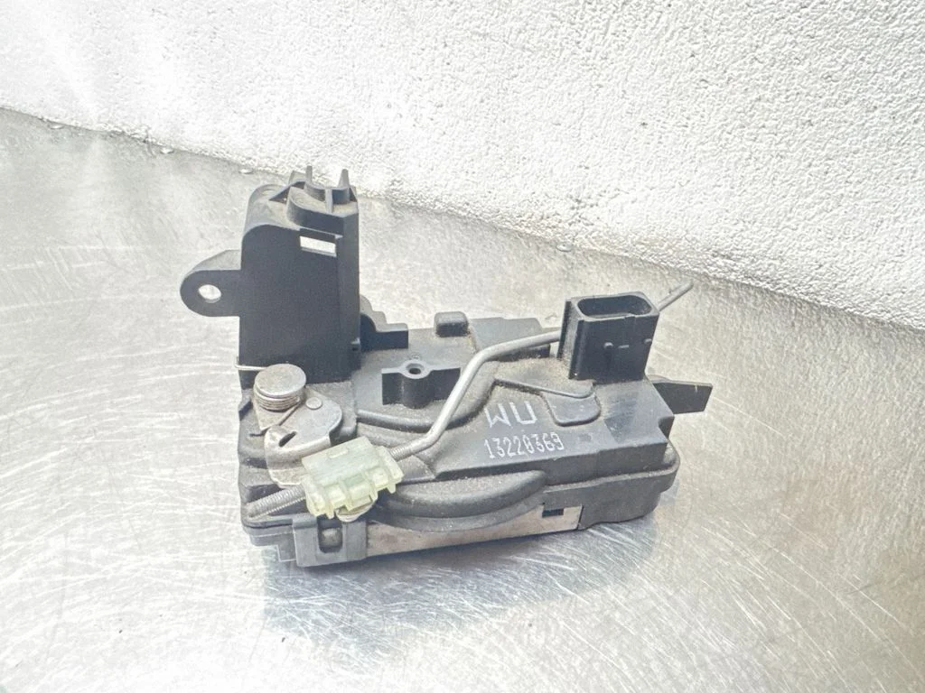 Priekšējo durvju slēdzene – Opel Astra H (2004-2012)