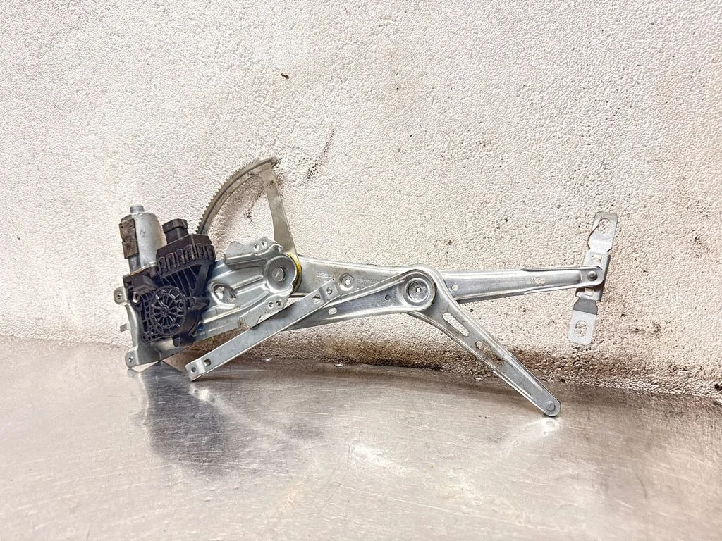 Priekšējā el. loga pacēlāja mehānisma komplekts – Opel Astra H (2004-2012)