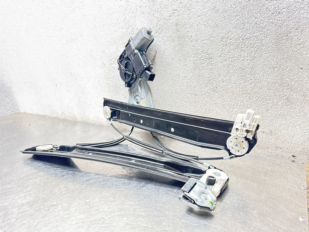 Priekšējā el. loga pacēlāja mehānisma komplekts M11279