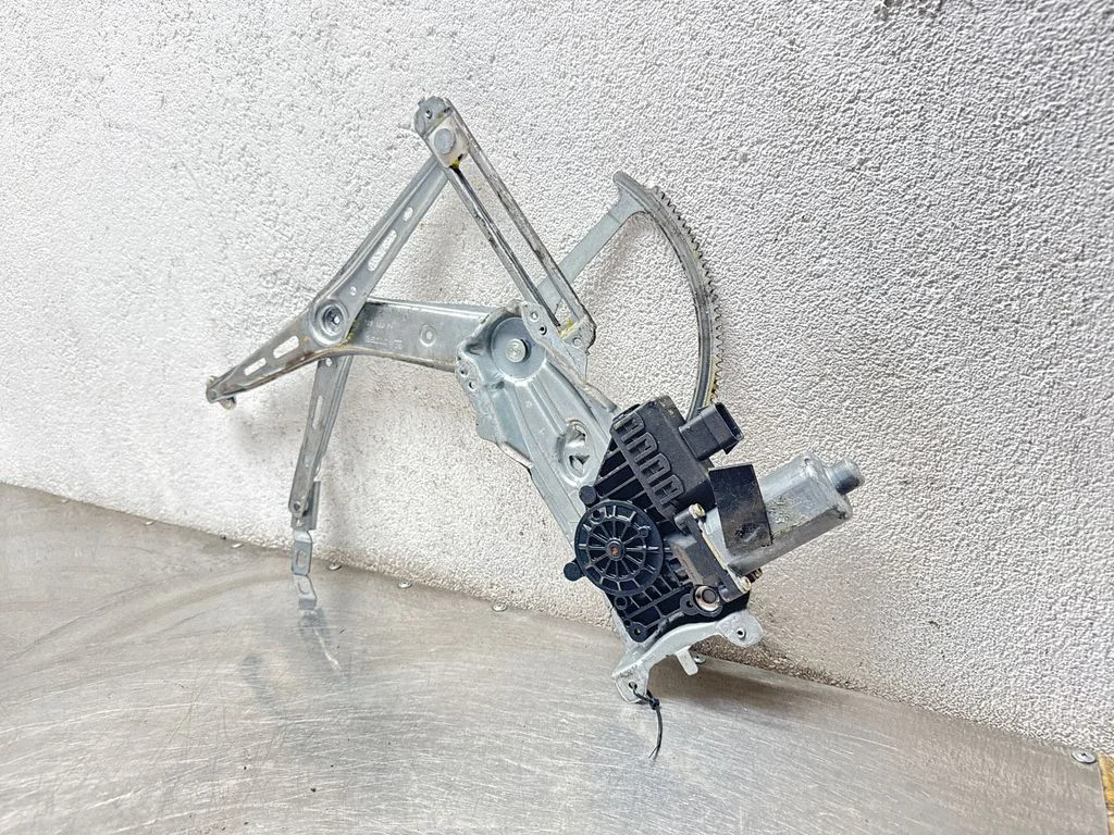 Front door window regulator with motor 90579356