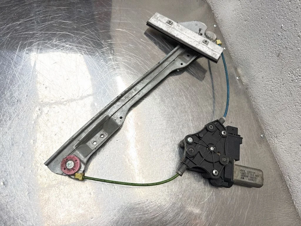 Front door window regulator with motor – Opel Corsa D (2006-2014)