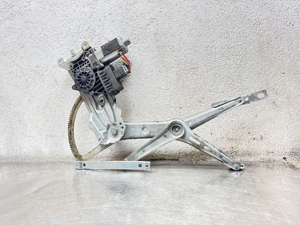 Front door window regulator with motor 13101480
