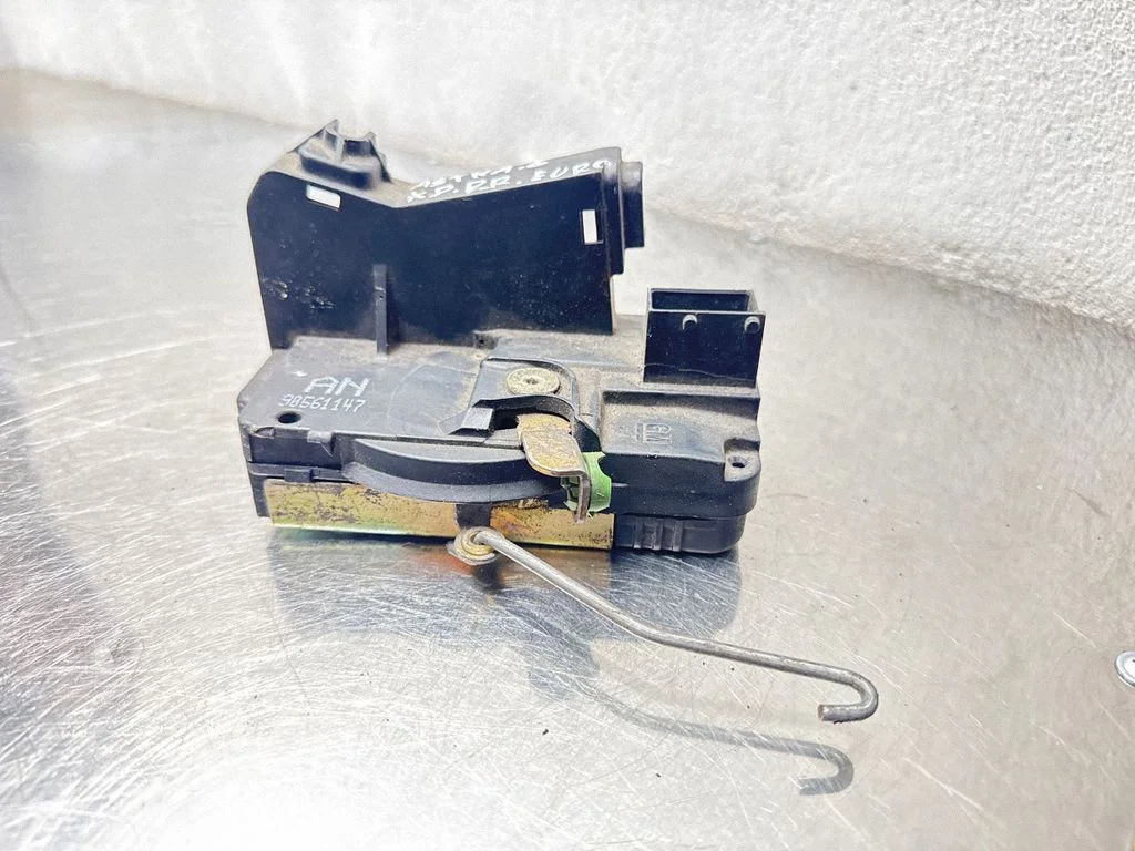 Priekšējo durvju slēdzene 90561147