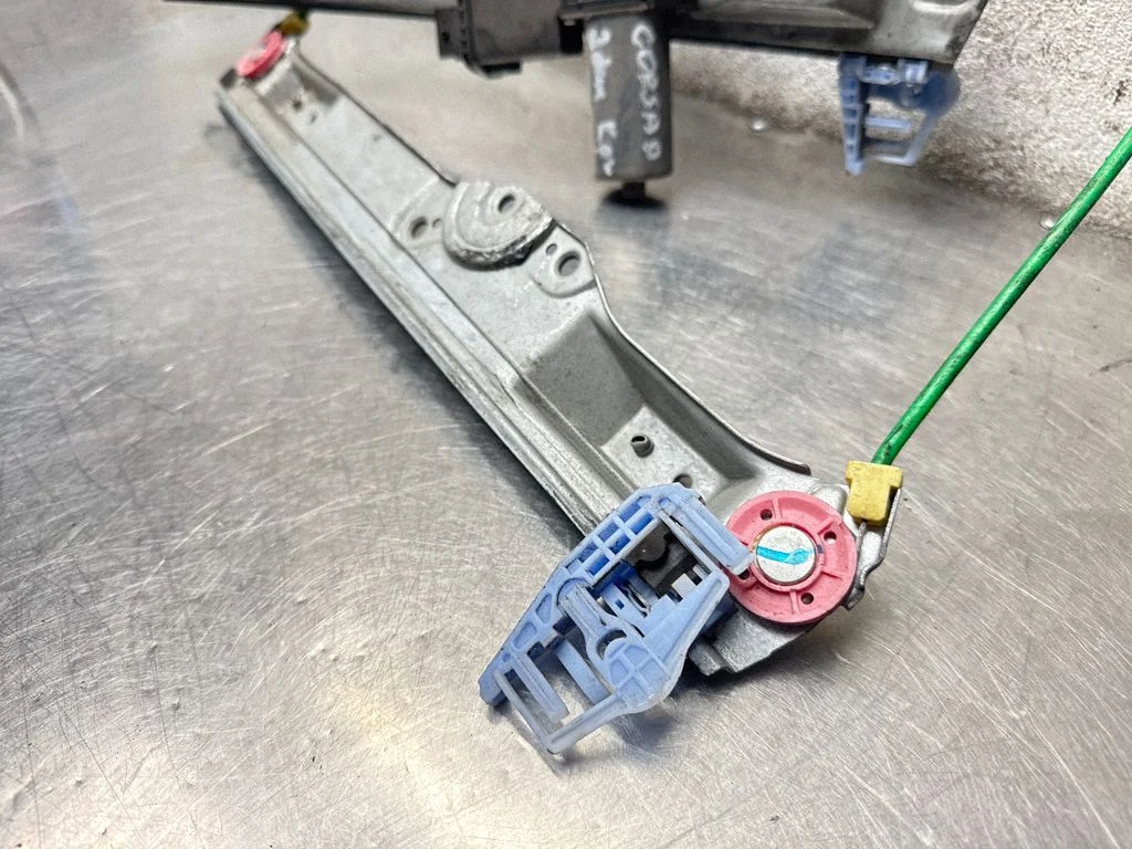 Front door window regulator with motor 013188487