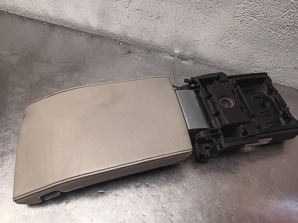 Armrest – Volvo V70 (2008-2013)