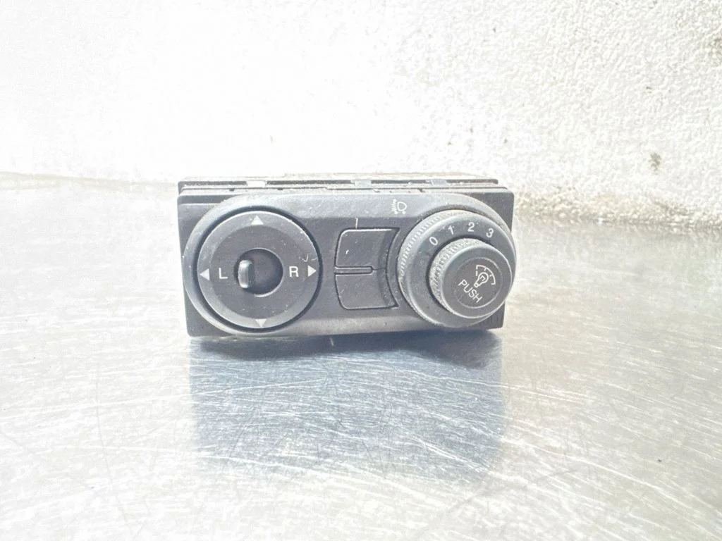 Elektrisko logu slēdzis UE7F28