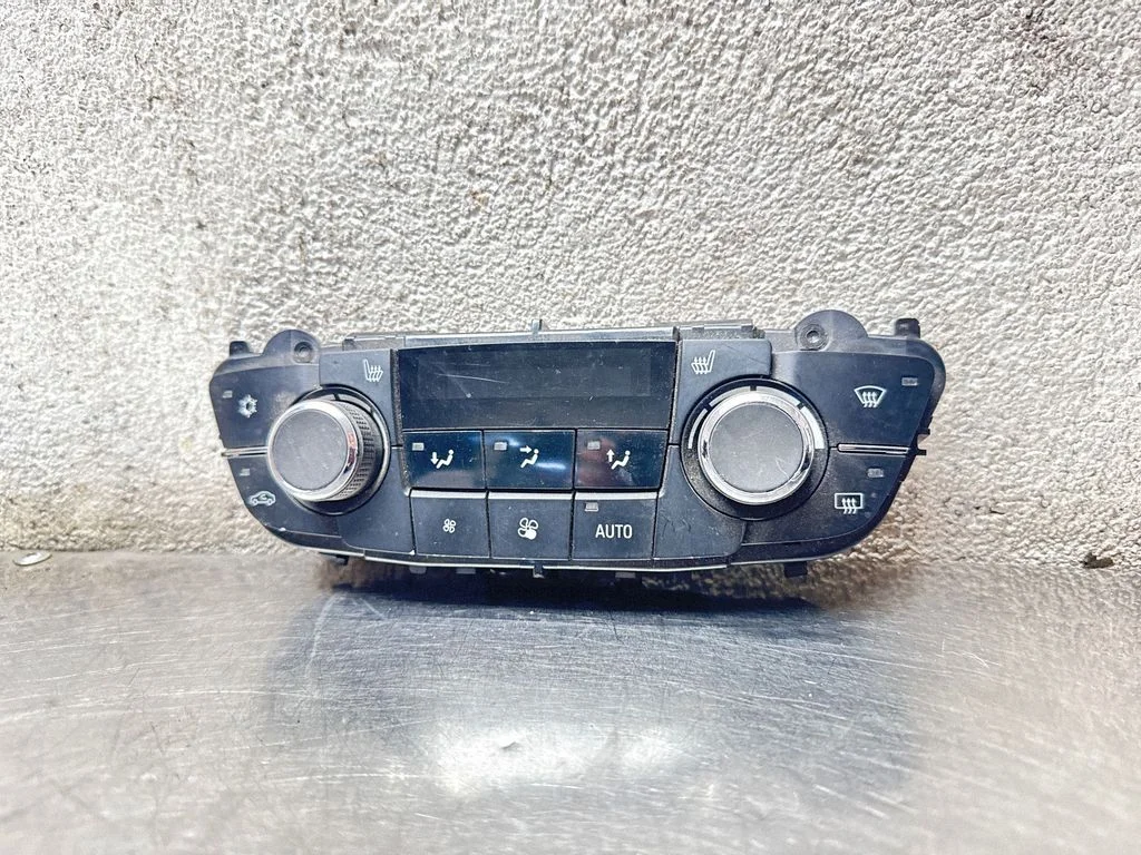 Kliimaseadme/kütte juhtplokk (salongis) – Opel Insignia A (2008-2017)