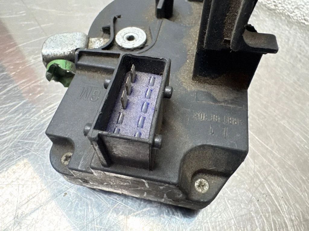 Zamek drzwi przednich – Opel Corsa C (2000-2006)