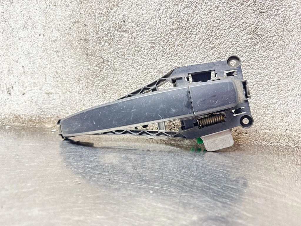 Front door exterior handle – front right