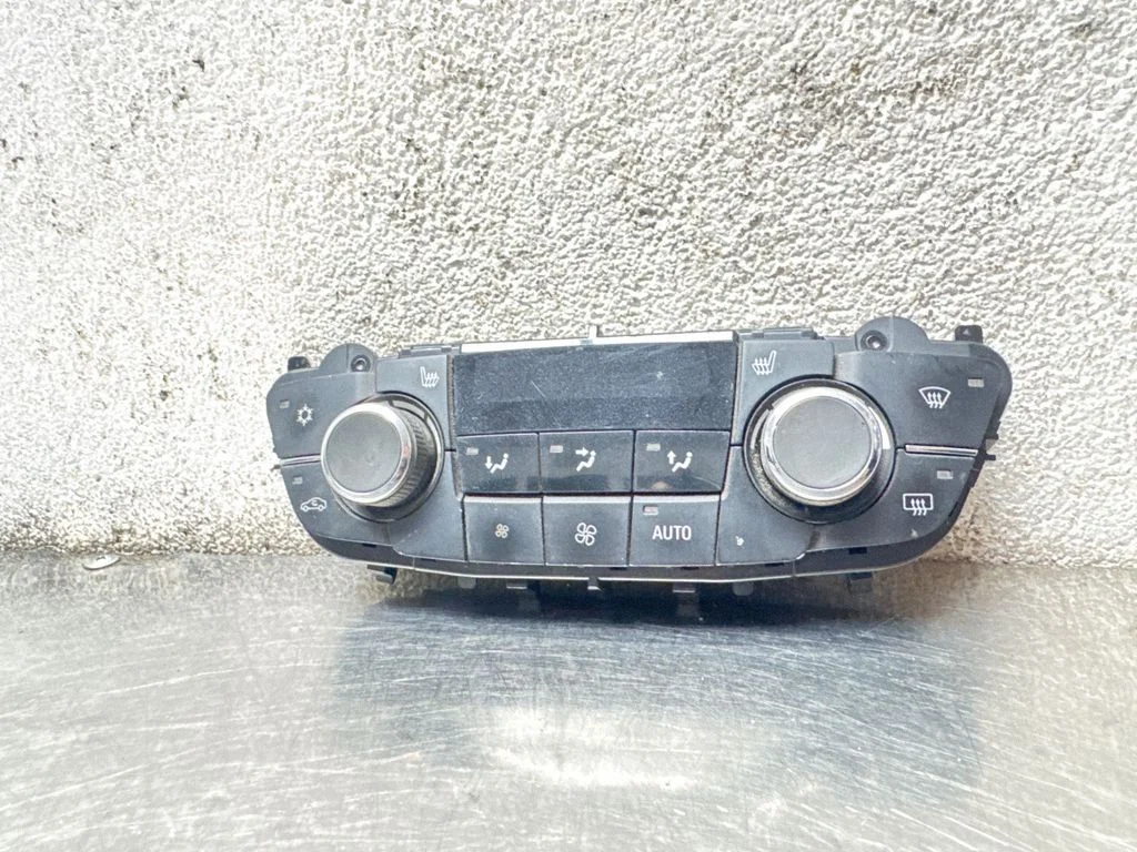 Kliimaseadme/kütte juhtplokk (salongis) – Opel Insignia A (2008-2017)