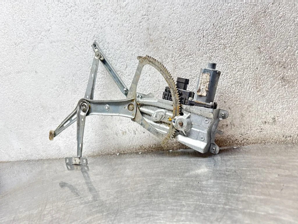 Front door window regulator with motor 13100417