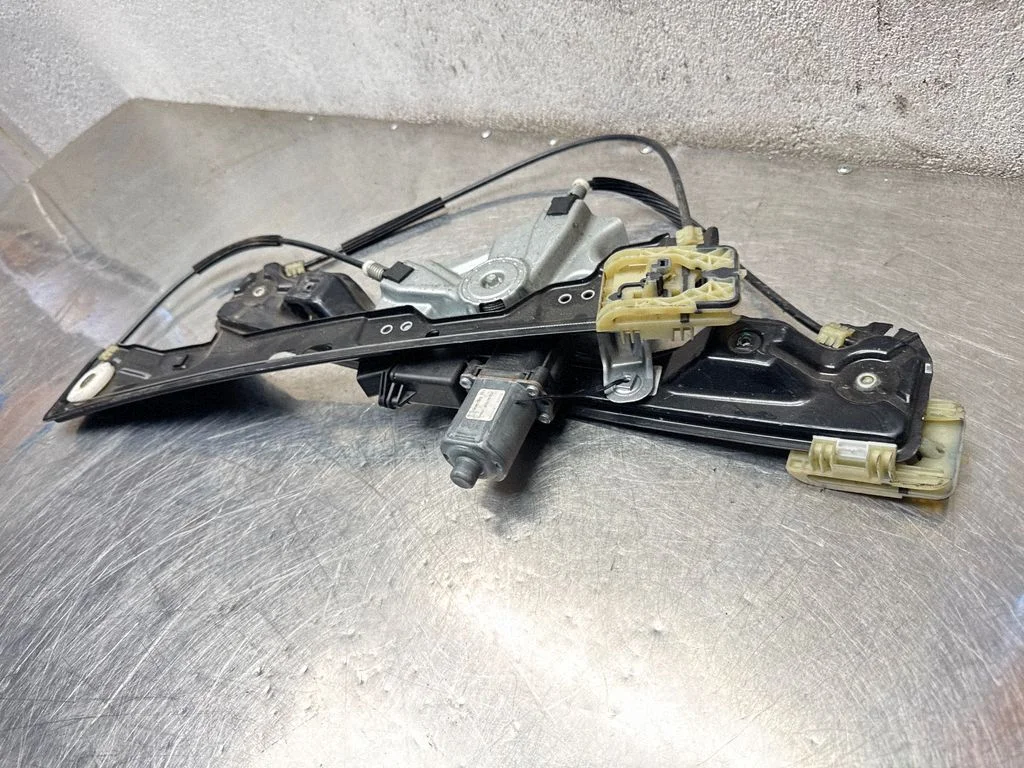 Front door window regulator with motor 20951582