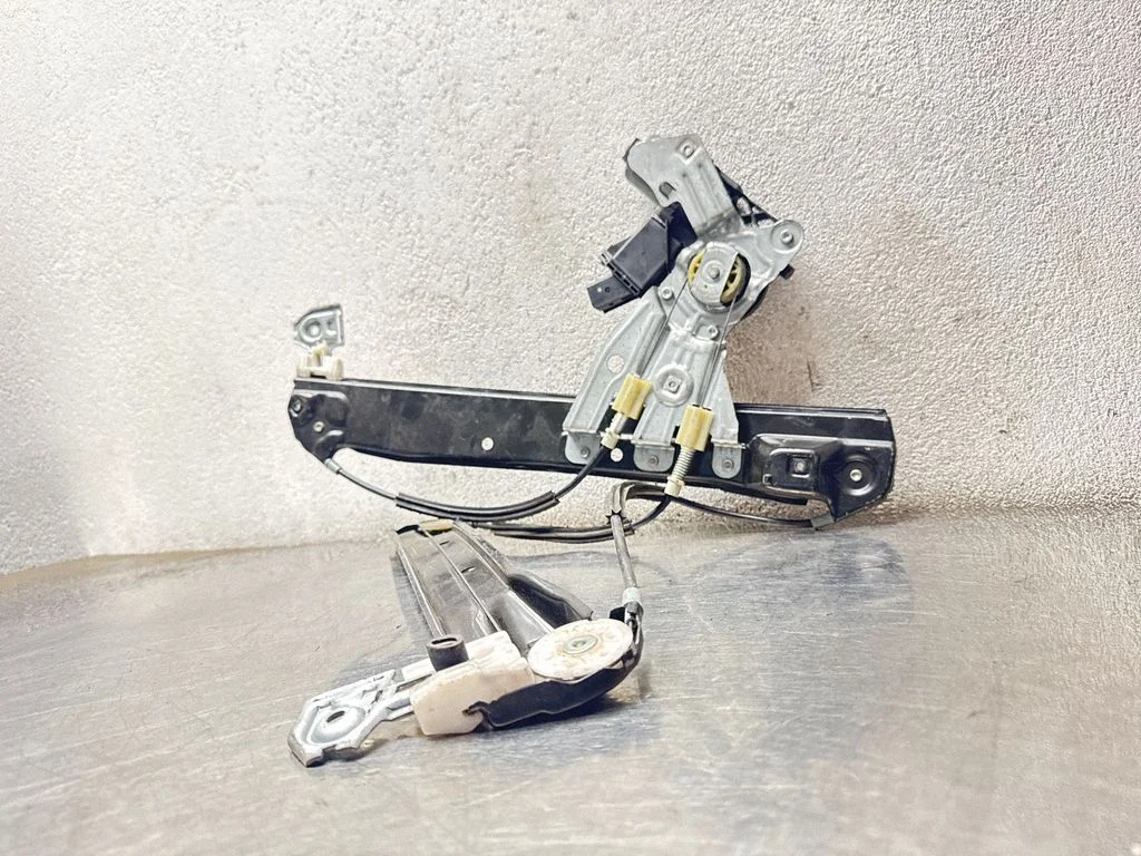 Priekšējā el. loga pacēlāja mehānisma komplekts M11279D00