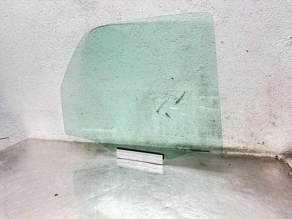 Rear door window glass 43R000262