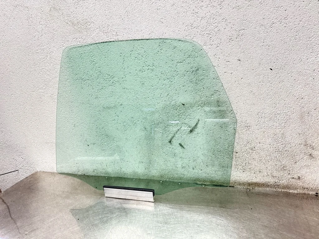 Rear door window glass 43R000262