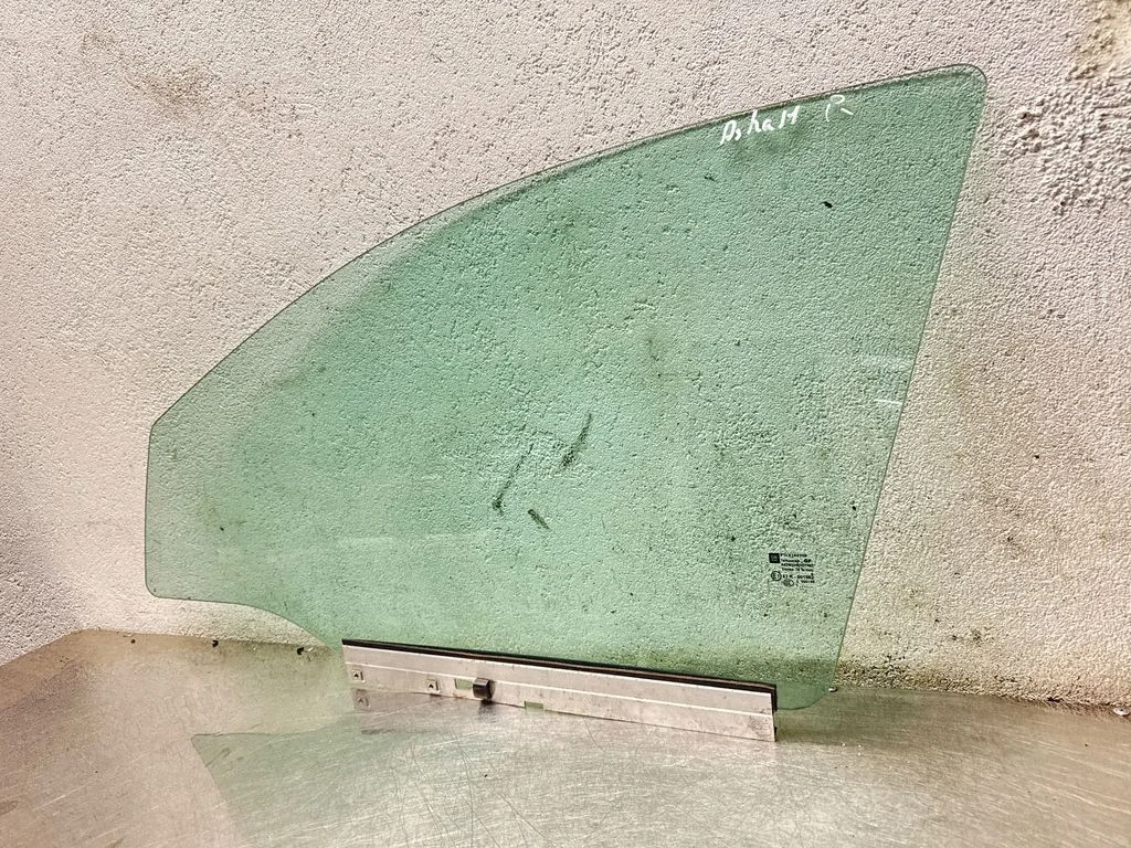 Front door window glass four-door AS2M3240DOT682