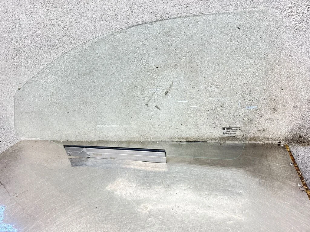 Front door window glass four-door 43R007023