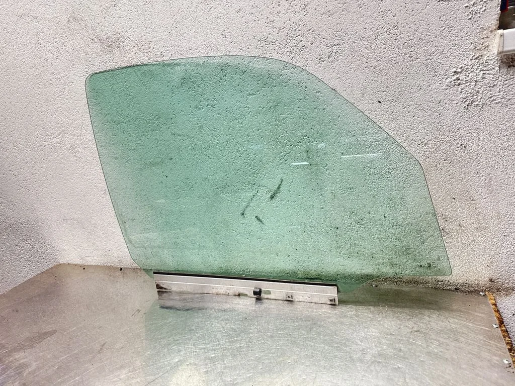 Front door window glass four-door 93292364