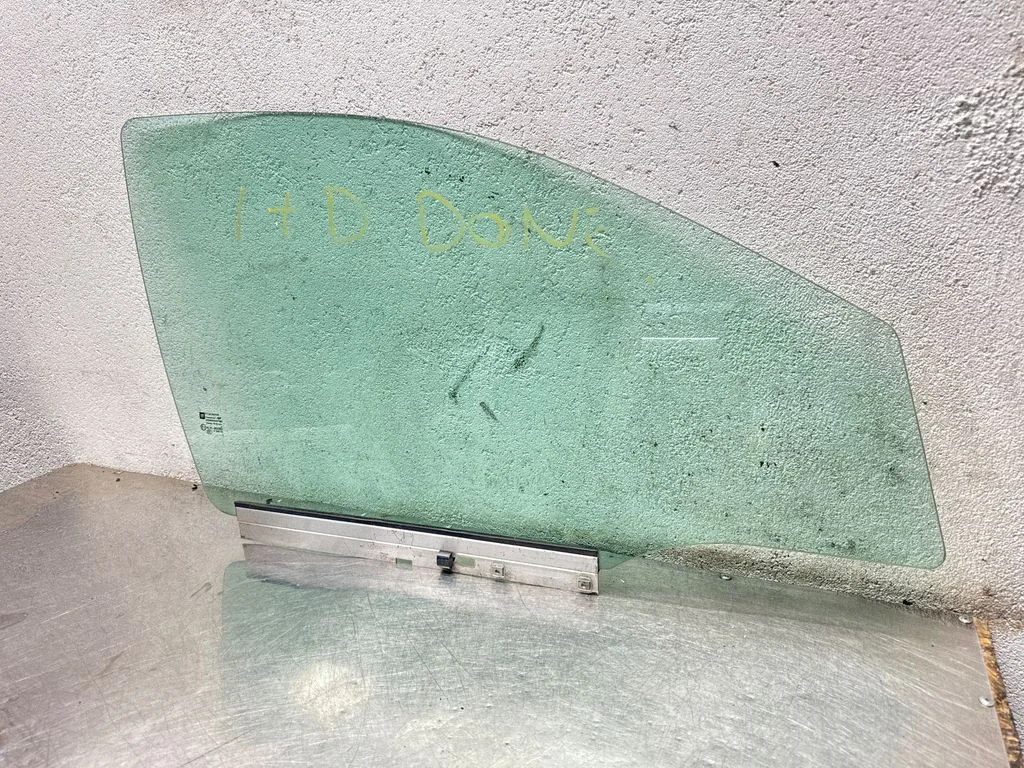 Front door window glass four-door AS2M3240DOT682