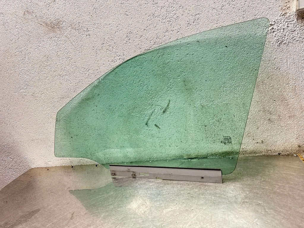 Front door window glass four-door AS2M3240DOT682