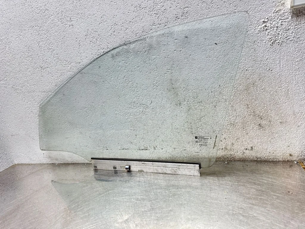 Front door window glass four-door 43R007023
