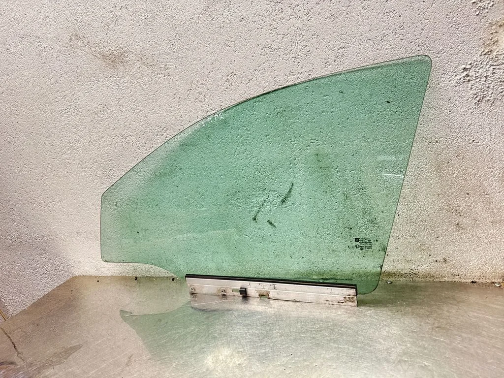 Front door window glass four-door 43R001582