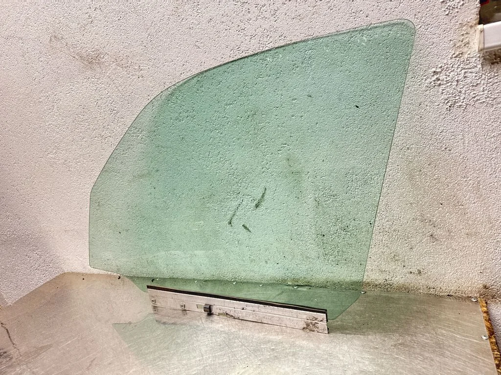 Front door window glass four-door 93292365