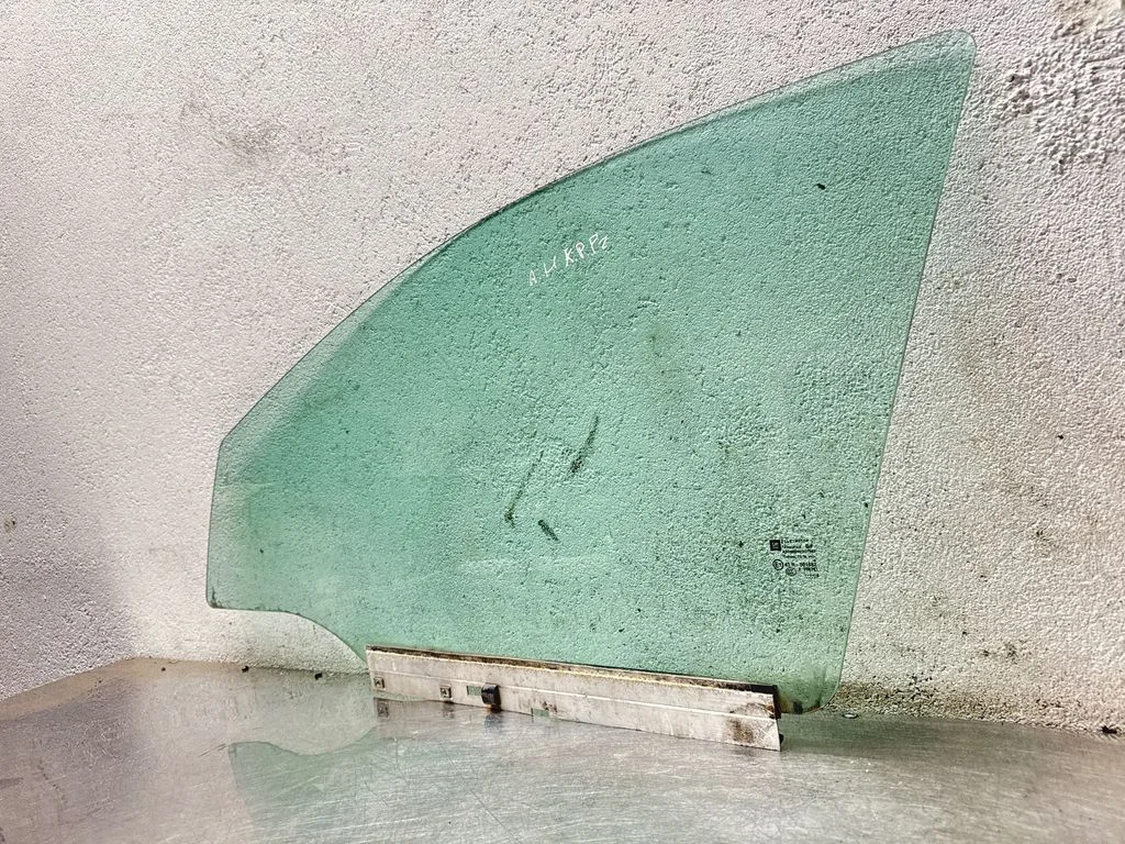 Front door window glass four-door AS2M3240DOT682