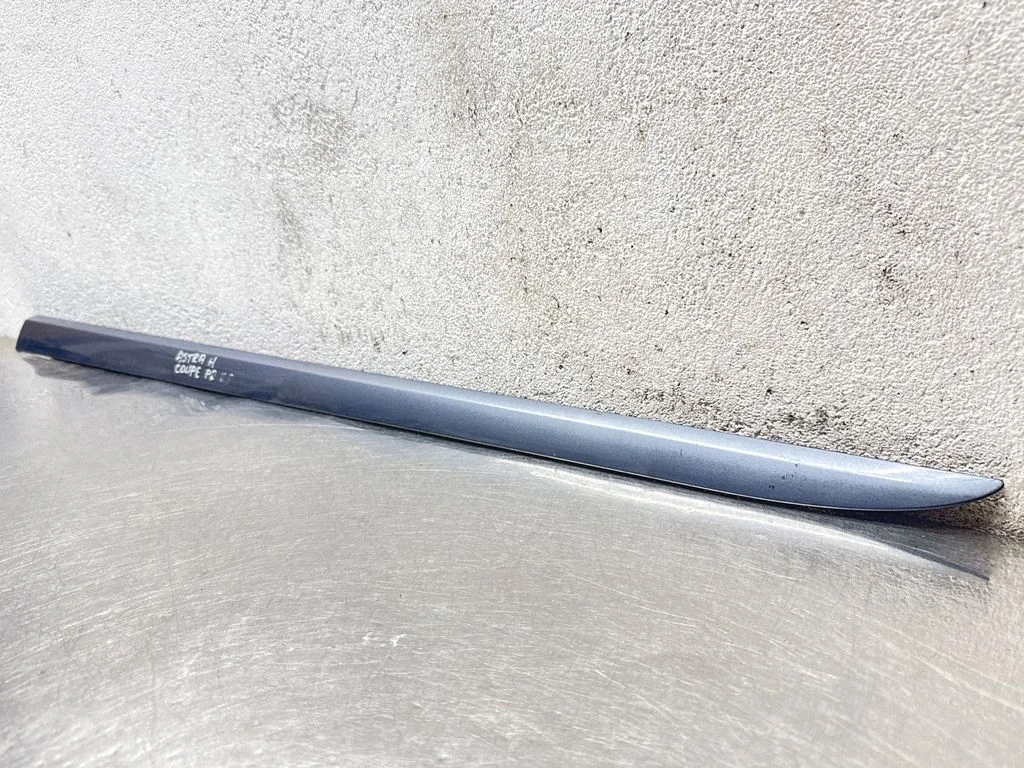 Front door trim (molding) – Opel Astra H (2004-2012)