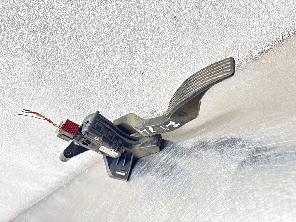 Accelerator throttle pedal 93335443