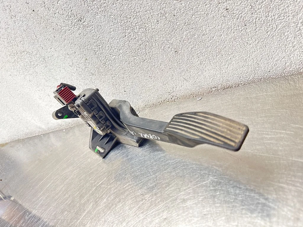Accelerator throttle pedal – Opel Corsa C (2000-2006)