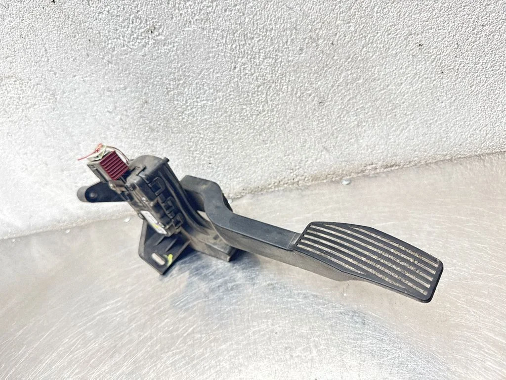 Accelerator throttle pedal – Opel Corsa C (2000-2006)
