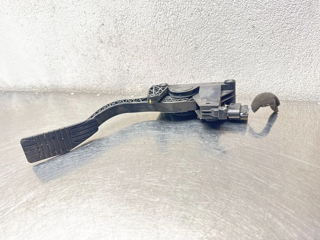 Accelerator throttle pedal 20905700