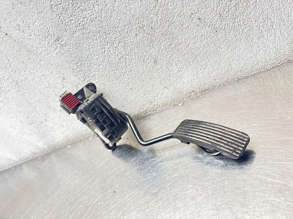 Accelerator throttle pedal – Opel Astra H (2004-2012)