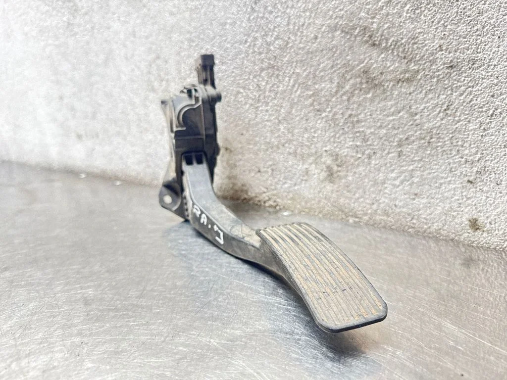 Accelerator throttle pedal 13252704