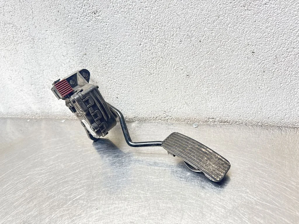 Accelerator throttle pedal – Opel Astra H (2004-2012)