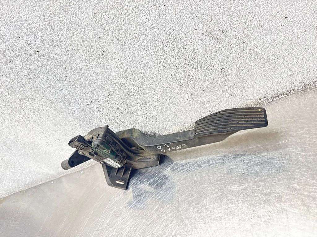 Accelerator throttle pedal – Opel Corsa C (2000-2006)