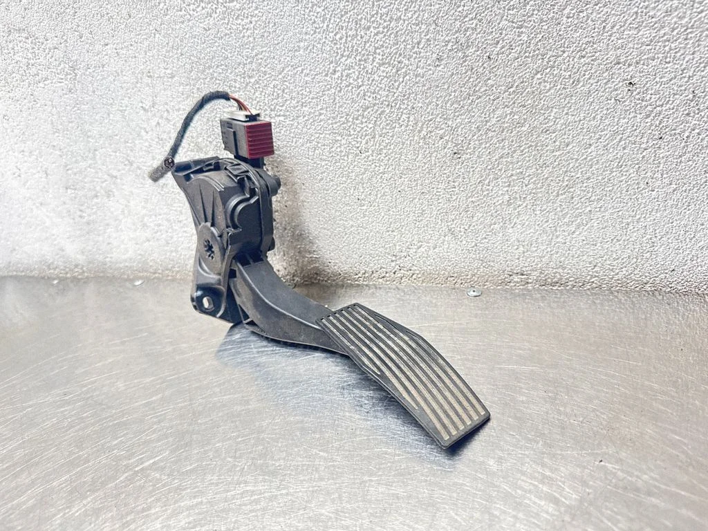 Accelerator throttle pedal 13237352