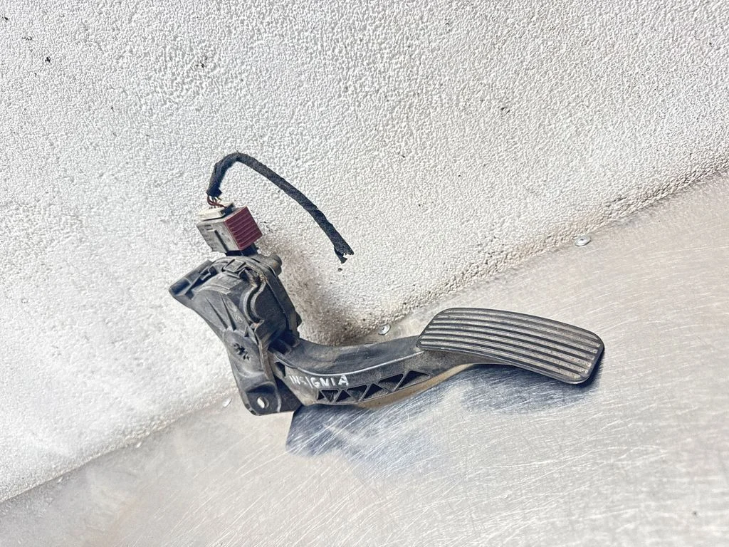 Accelerator throttle pedal 13237356