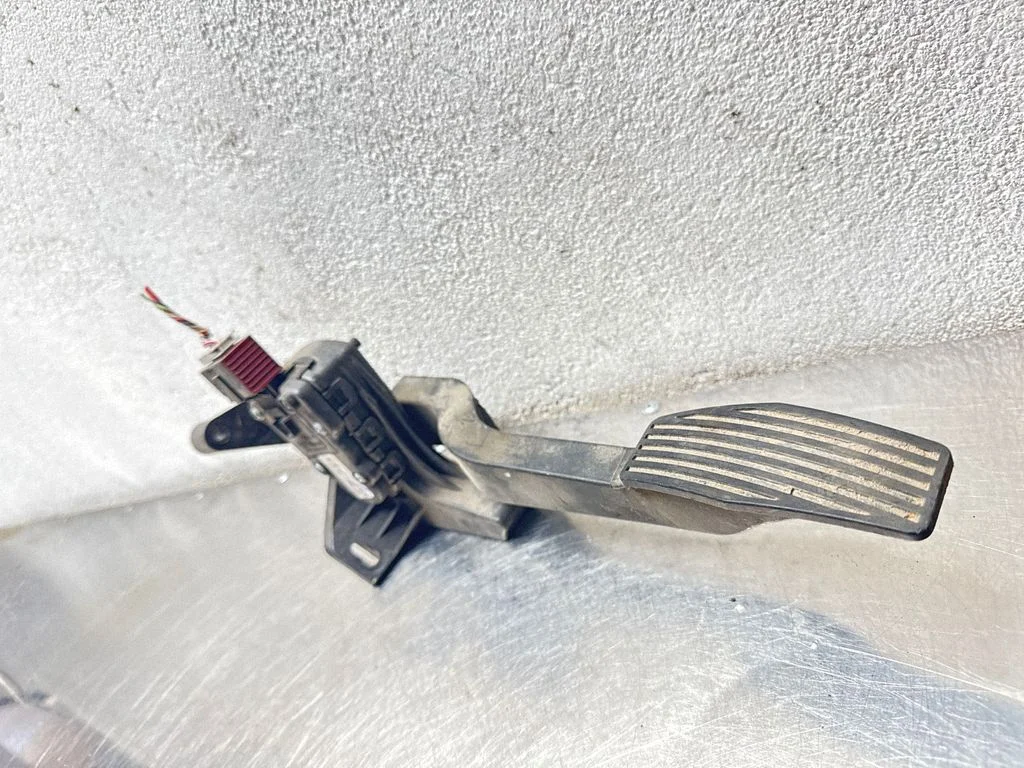 Accelerator throttle pedal – Opel Corsa C (2000-2006)