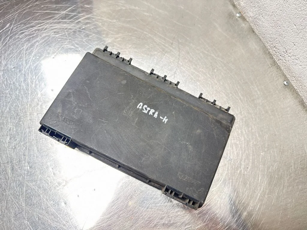 Fuse box cover – Opel Astra H (2004-2012)
