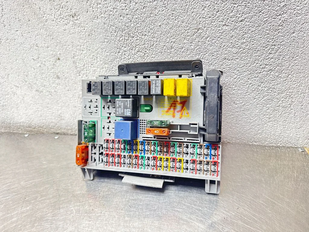 Skrzynka bezpieczników (komplet) 90589965