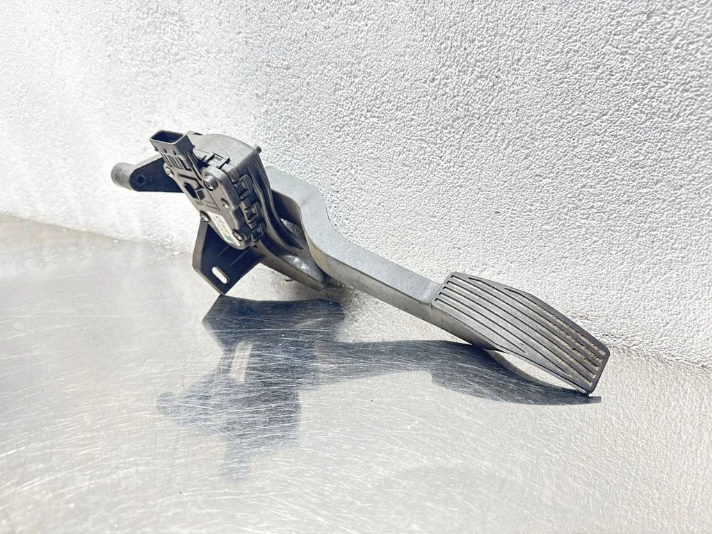 Accelerator throttle pedal – Opel Corsa C (2000-2006)