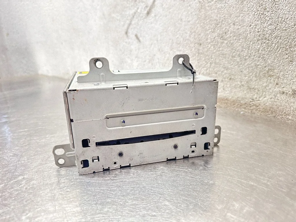 Radio/CD/DVD/GPS head unit 13332702