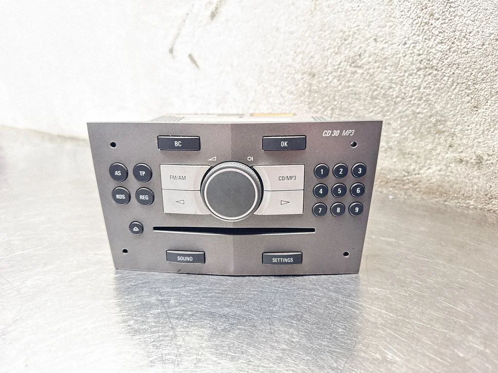 Radio/CD/DVD atskaņotājs/navigācija – Opel Astra H (2004-2012)