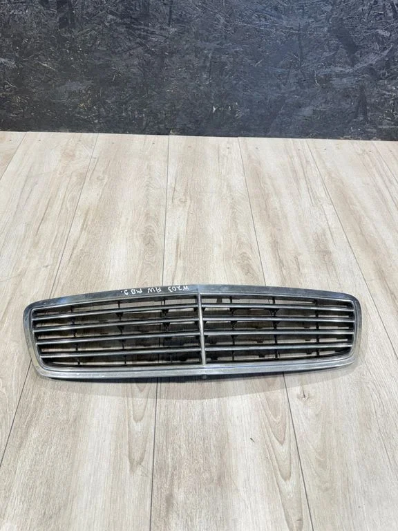 Front grill – Mercedes-Benz C-Class W203 (2000-2007)