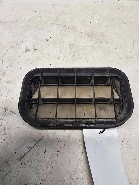 Quarter panel pressure vent 4A0819181
